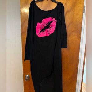 Cute high low dress with pink lips